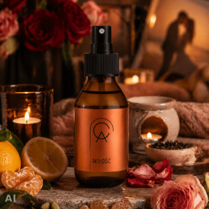 Aromaterapeutyczny spray MIŁOŚĆ Cananga w romantycznej aranżacji ze świecami, różami i cytrusami