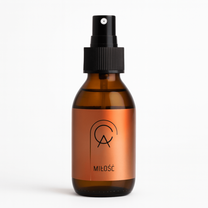 Aromaterapeutyczny spray MIŁOŚĆ Cananga w romantycznej aranżacji ze świecami, różami i cytrusami